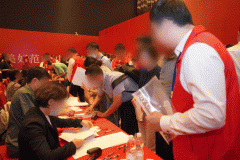 银行会按照商定的时间将贷款发放给开辟商或卖